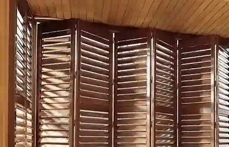 Rich Wood Texture & Natural Cedar Scent